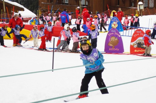 在歐洲會有父母帶小孩去滑雪，自然接觸不同的環境。