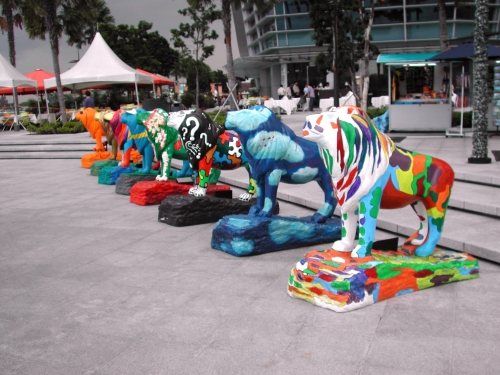 新加坡路邊的裝置藝術展，跟這個國家給人的印象一樣 ─ 五彩繽紛、井然有序。