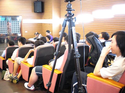 在台灣，多數的課程形式是安靜聽講抄筆記，這個形式已經有許多人提出反思。