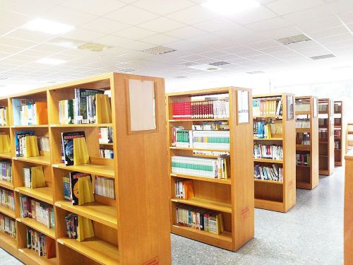 在南投的暨大附中，校長老師合立建構非常豐富而且舒服寬敞的圖書館，體制內也有人在盡心盡力。
